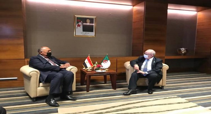 شكري يبحث مع نظيره الجزائري العلاقات الثنائية والقضايا الإقليمية