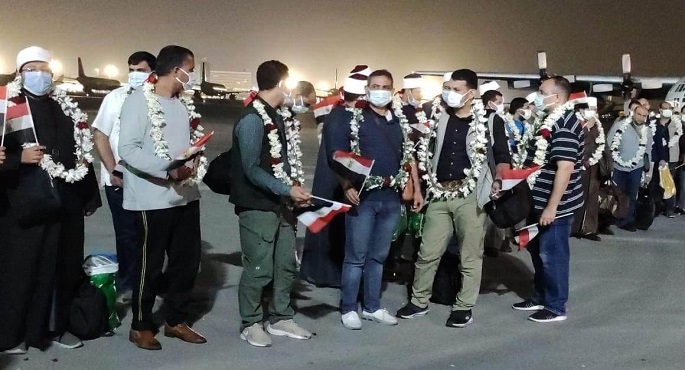 بالفيديو .. تنفيذاً لتوجيهات الرئيس السيسي .. الجالية المصرية تعود من أفغانستان على متن طائرة عسكرية