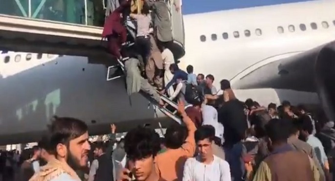 طالبان: فوضى مطار كابول لم تسببها الحركة وكان على الغرب ترتيب خطة أفضل للإجلاء