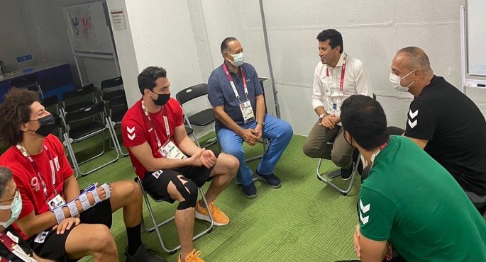 رئيس الوزراء يتواصل هاتفيا مع لاعبي منتخب اليد لمؤازرتهم قبل لقاء إسبانيا غدا