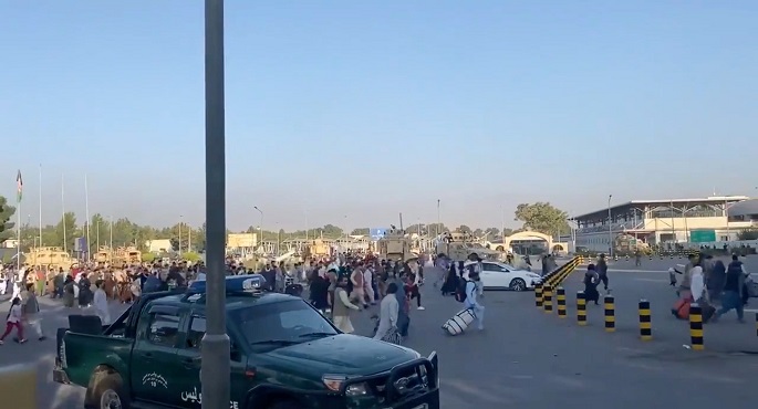 مقتل وإصابة 4 أشخاص في مطار حامد كرزاي ..وطالبان تؤكد أنه لا حكومة جديدة في أفغانستان حتى رحيل آخر جندي مريكي
