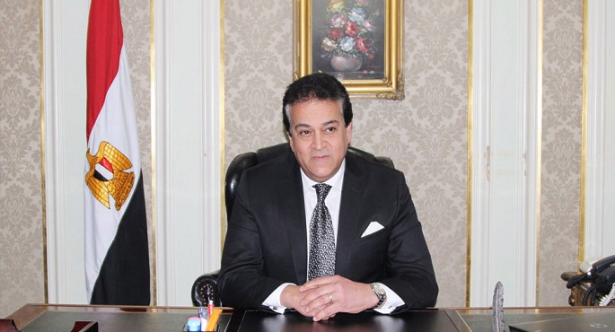 وزير التعليم العالي يعتمد قائمة الطلاب المتقدمين للمنح الدراسية الحكومية بالجامعة الأمريكية بالقاهرة