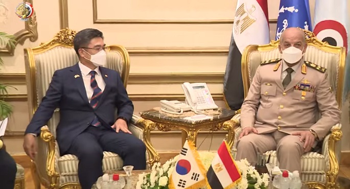 بالفيديو .. وزير الدفاع والإنتاج الحربي يلتقى وزير الدفاع الوطني بجمهورية كوريا الجنوبية