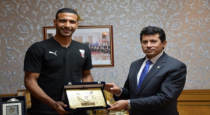 بالصور.. وزير الرياضة يكرم بطل تنس الطاولة اللاعب عمر عصر
