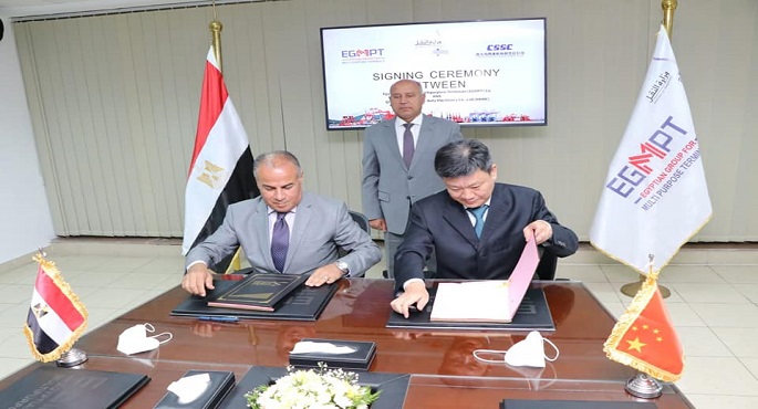 بالصور.. وزير النقل يشهد مراسم توقيع عقد شراء 4 أوناش رصيف عملاق(STS) للمحطة متعدده الأغراض بميناء الاسكندرية بـ 650 مليون جنيه