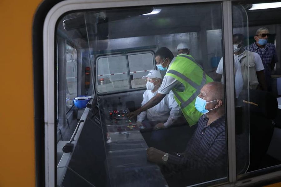 بالصور.. وزير النقل يتفقد مواقع العمل بمشروع القطار الكهربائي الخفيف (LRT) السلام – العاصمة الإدارية الجديدة