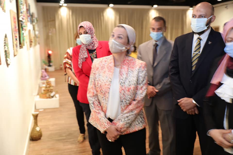 بالصور.. وزيرة البيئة تفتتح معرض “بأيدينا هنخلى مدرستنا أجمل” لطلاب المدارس