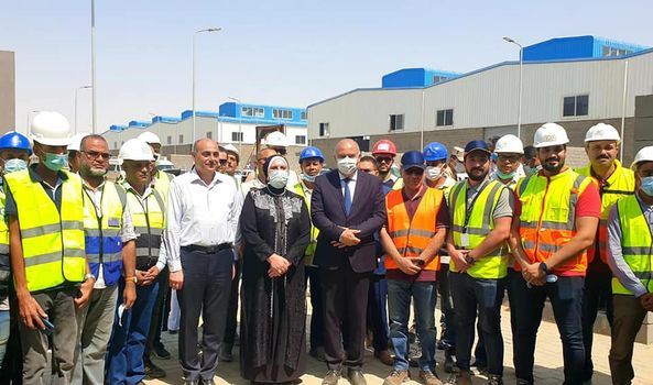 بالصور.. وزيرة التجارة والصناعة تتقفد مجمع الصناعات الصغيرة والمتوسطة  بمنطقة ” هو ” بقنا