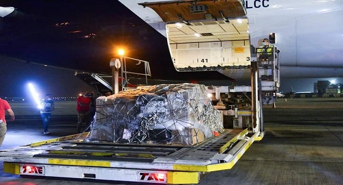 بالصور .. بدء استقبال أولى شحنات لقاح “جونسون أند جونسون” بمطار القاهرة