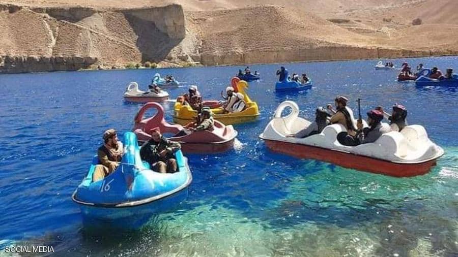 مسلحو طالبان يلهون ببدالات المياه فى حديقة ترفيهية !!