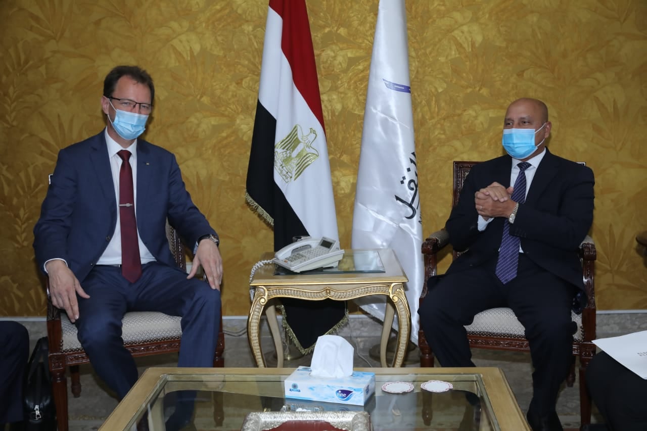 بالصور.. وزير النقل يبحث مع وفد ألماني التعاون في مجال السكك الحديديه والجر الكهربائي