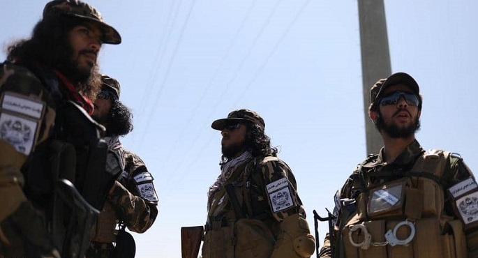مسلحون من طالبان يطلقون النار في الهواء لتفريق محتجين في وسط كابول