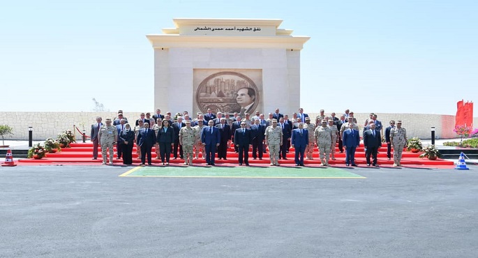 صورة تذكارية تجمع الرئيس السيسي والمشاركين في افتتاح مشروعات قومية لتنمية سيناء