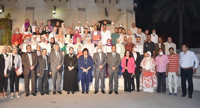 بالصور.. وزيرتا الثقافة والتجارة تسلمان شهادات تخرج الدفعة الأولى من “صنايعية مصر”