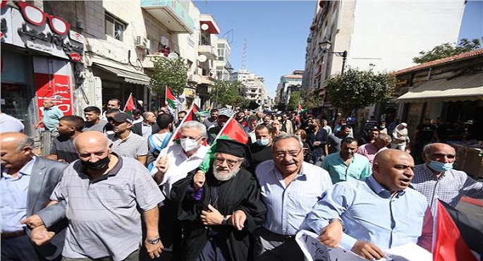 مسيرة في رام الله تنديدًا بجريمتي الاحتلال في القدس وجنين