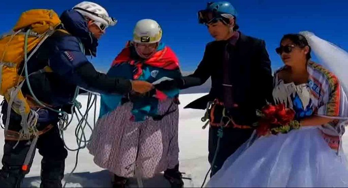 حفل زفاف على جبل ارتفاعه 6000 متر