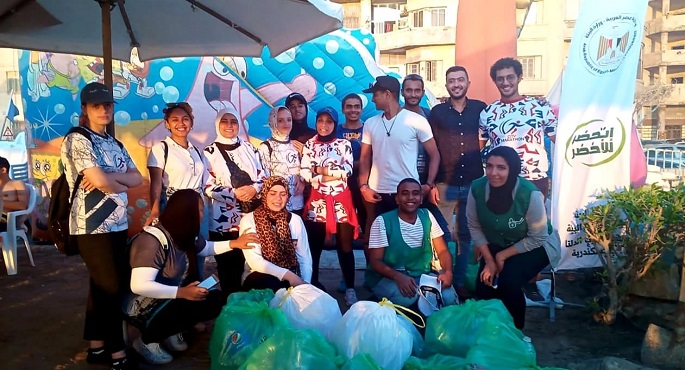 بالصور .. البيئة تدخل جينيس بأكبر حملة لتنظيف شواطئ الإسكندرية