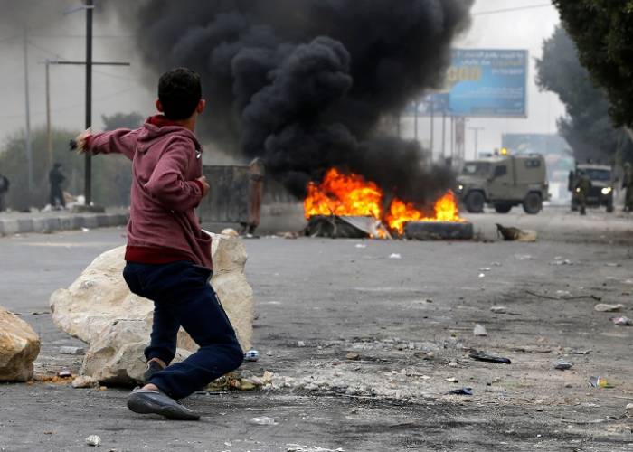 اندلاع مواجهات في القدس بين الفلسطينيين والجيش الإسرائيلي