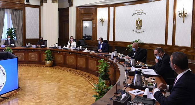 بالصور.. رئيس الوزراء يتابع مخططات إنشاء محطات تحلية مياه البحر