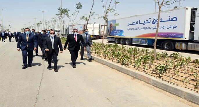 بالفيديو والصور.. السيسي يتفقد أكبر قافلة إنسانية لرعاية مليون أسرة في إطار احتفالية “أبواب الخير”