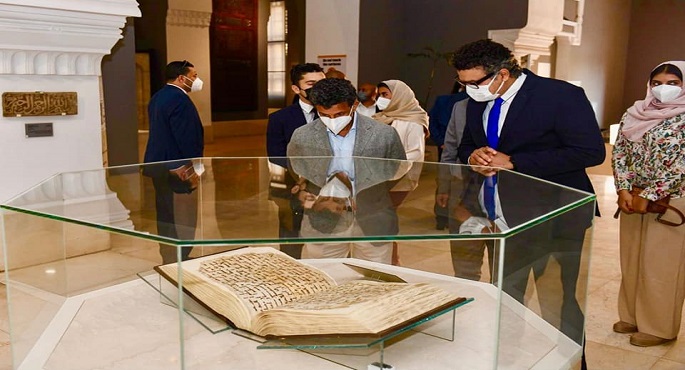 بالصور.. وزير السياحة السعودي يزور متحف الفن الإسلامي بباب الخلق
