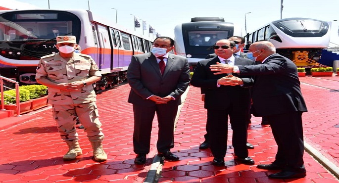 بالصور.. الرئيس السيسي يتفقد وحدات متحركة جديدة للسكة الحديد بميناء الإسكندرية البحري