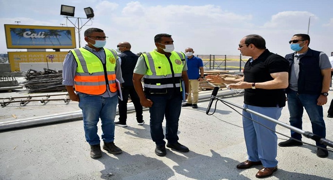 بالصور.. الرئيس السيسي يتفقد بعض مشروعات المحاور والطرق