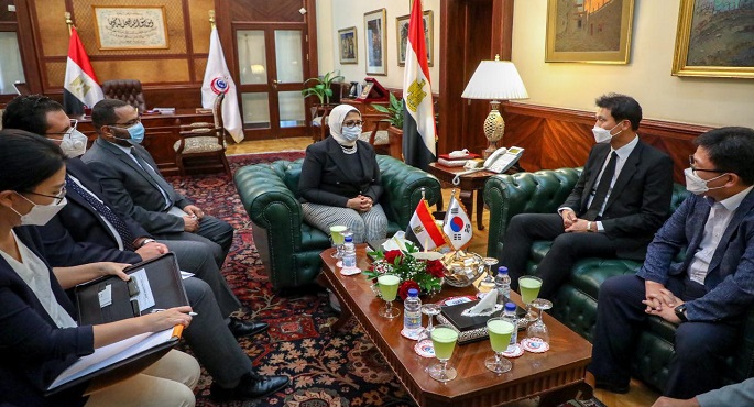 بالصور.. وزيرة الصحة تستقبل سفير كوريا الجنوبية لدى مصر لبحث سبل تعزيز التعاون بين البلدين في القطاع الصحي