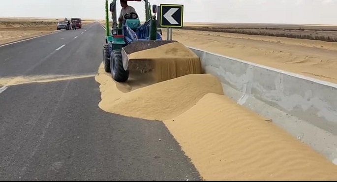بالصور.. “تنمية الريف المصرى الجديد” تجري عمليات تطهير وتسوية للطرق والمدقات بأراضى مشروع الـ 1.5 مليون فدان