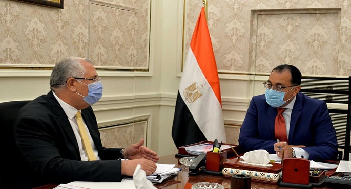 بالصور.. رئيس الوزراء يستعرض مع وزير الزراعة مشروع المزارع المصرية النموذجية المشتركة في أفريقيا