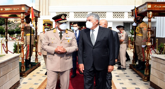بالفيديو والصور.. نائبا عن الرئيس السيسي.. وزير الدفاع يضع إكليلا من الزهور على ضريح الزعيم عبد الناصر إحياء لذكرى وفاته