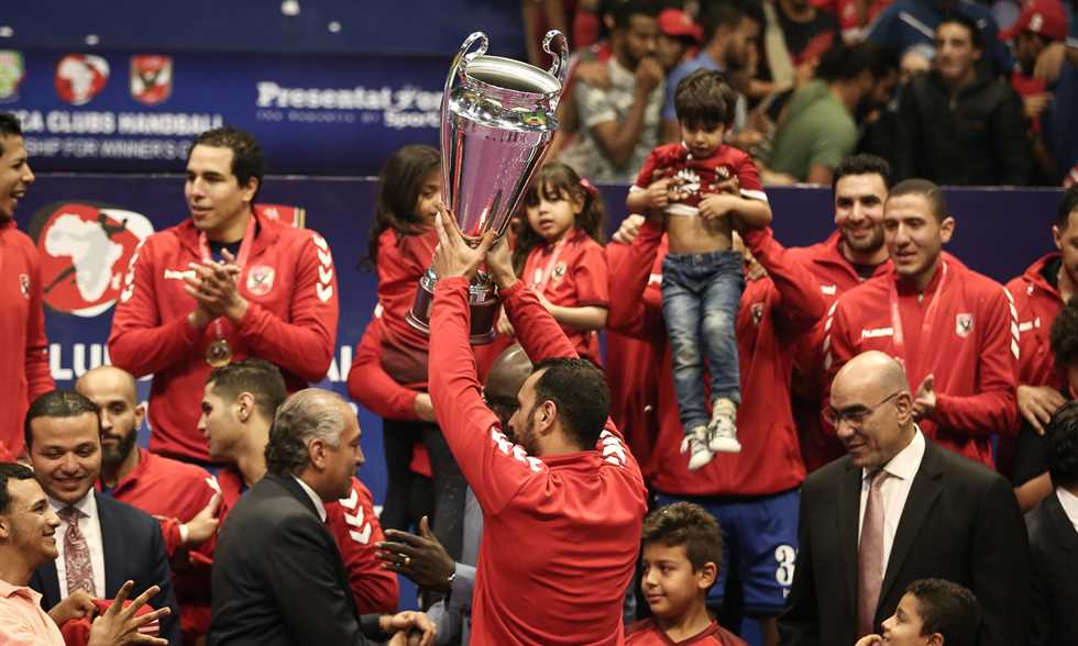 الأهلي يتوّج بلقب كأس الكؤوس الإفريقية لكرة اليد للمرة الرابعة
