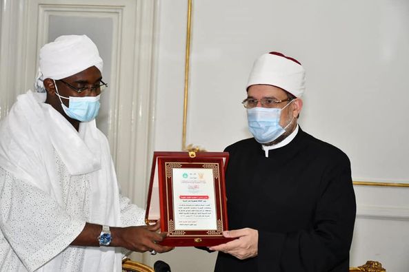بالصور.. وزير الأوقاف السوداني يهدي نظيره المصري درع وزارة الأوقاف السودانية