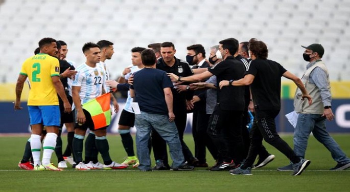 السلطات الصحية في البرازيل توقف مباراة الأرجنتين وتطالب بخروج 4 لاعبين