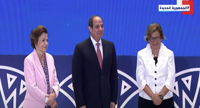 الرئيس السيسي يستجيب لممثلة برنامج الأمم المتحدة الإنمائي في مصر ويلتقط صورة تذكارية مع والدتها