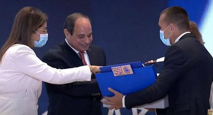الرئيس السيسي يتسلم تقرير التنمية البشرية في مصر لعام 2021