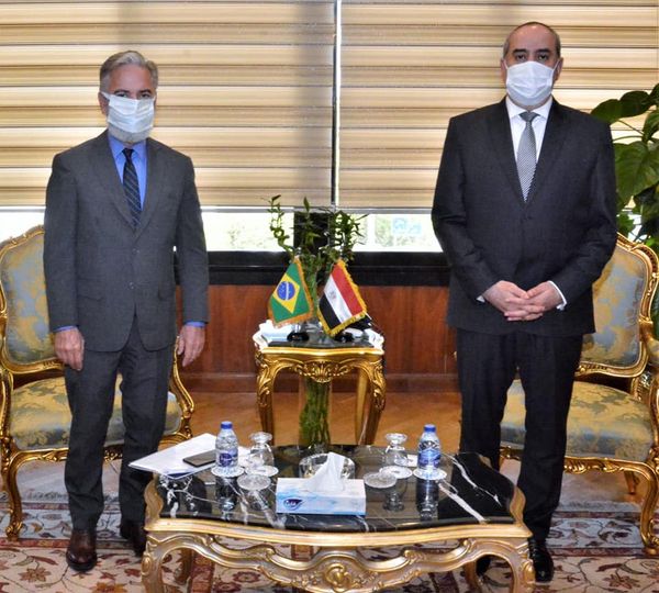 بالصور .. وزير الطيران المدنى يلتقى سفير البرازيل بالقاهرة