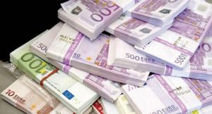 اليورو ينخفض بعد رفع المركزى الأوروبى للفائدة والدولار قرب قمة شهرين