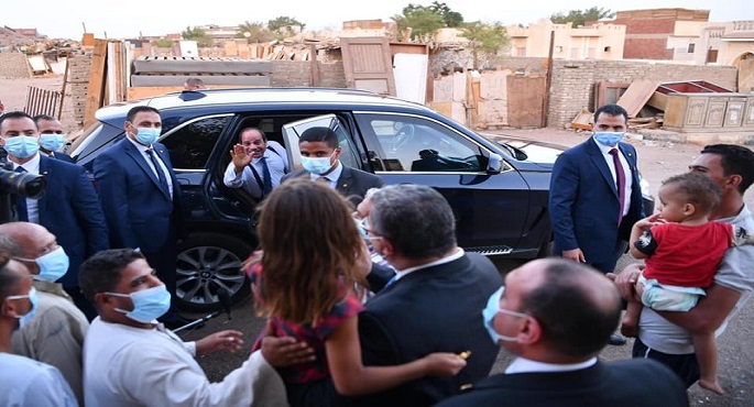 بالفيديو والصور .. الرئيس السيسي يتفقد منطقة مساكن الرويسات بشرم الشيخ ويستمع لمطالب المواطنين