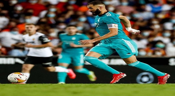 بنزيما يقود ريال مدريد لفوز قاتل على فالنسيا واقتناص صدارة الدوري الإسباني
