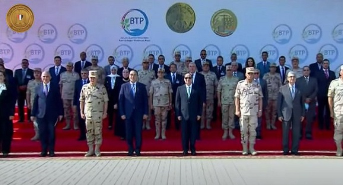 السيسي يلتقط صورة تذكارية عقب تفقد محطة معالجة مياه مصرف بحر البقر