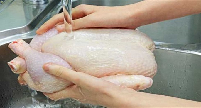 خبراء يحذرون ثانية “إياكم أن تغسلوا الدجاج واللحوم”