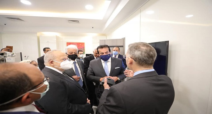 بالصور..وزير التعليم العالي ورئيس جامعة القاهرة يفتتحان مجمع عيادات العناية بالمرأة بالقصر العيني