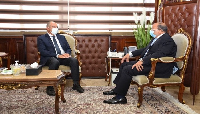 وزير التنمية المحلية يبحث مع رئيس اتحاد الصناعات المصرية الموقف التنفيذي  لمبادرة ” شغلك في قريتك “