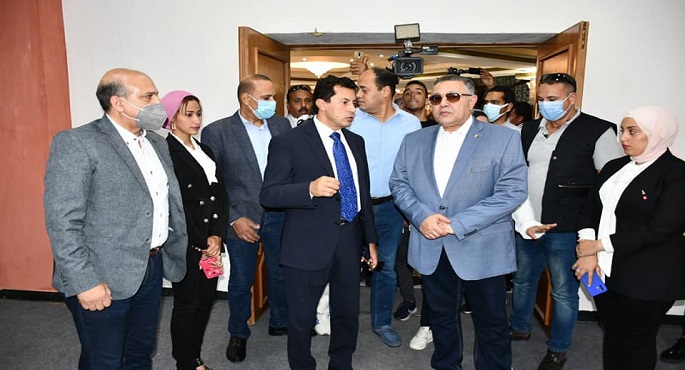 بالصور.. وزير الرياضة ومحافظ البحر الأحمر يتفقدان أعمال التطوير بالمدينة الشبابية بالغردقة