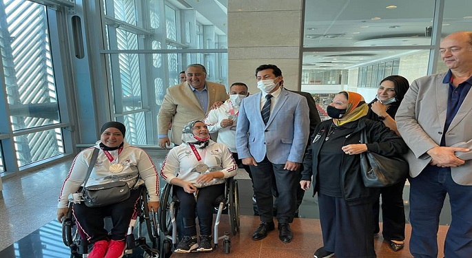 بالصور.. وزير الرياضة يستقبل البعثة المصرية البارالمبية بمطار القاهرة