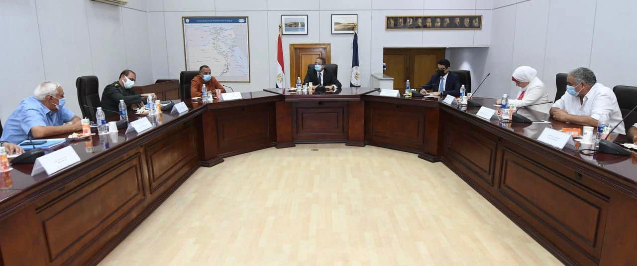 وزير السياحة والآثار يعقد اجتماعًا لمتابعة أعمال التطوير بالمواقع الأثرية بالأقصر