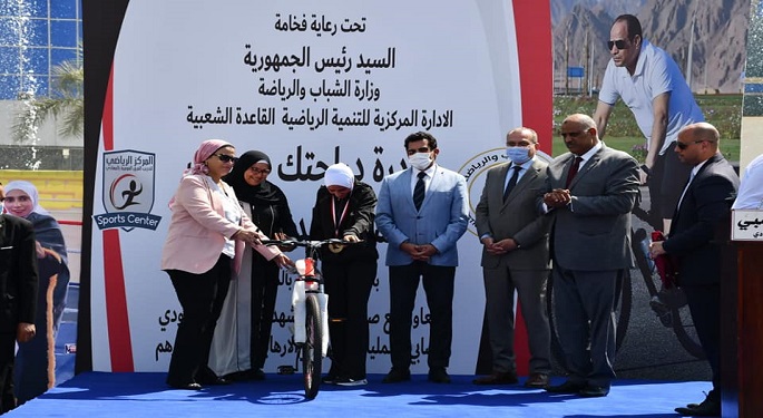 بالصور.. وزير الشباب والرياضة يُسلم دراجات المرحلة الثالثة لمبادرة “دراجتك صحتك”
