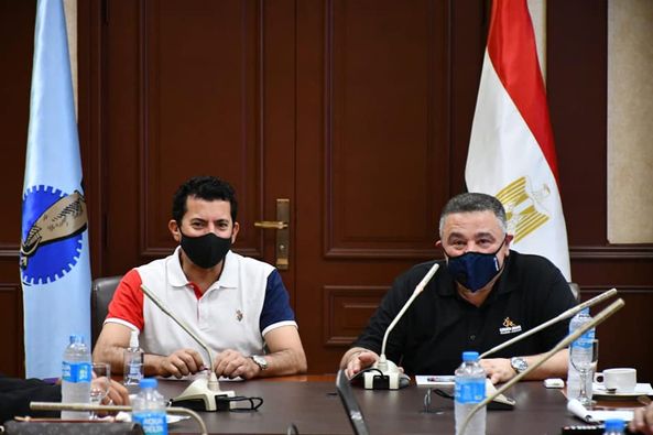 بالصور.. وزير الرياضة ومحافظ البحر الأحمر يناقشان إنشاء استاد للغردقة