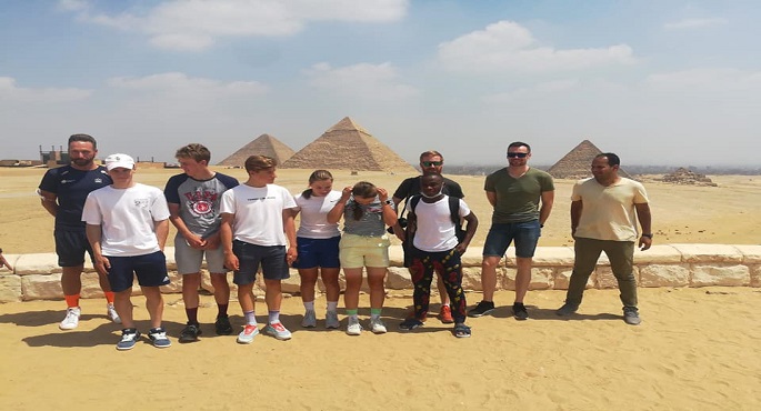 وفد من حكام ولاعبي بطولة العالم للناشئين لدراجات المضمار يزور الأهرامات